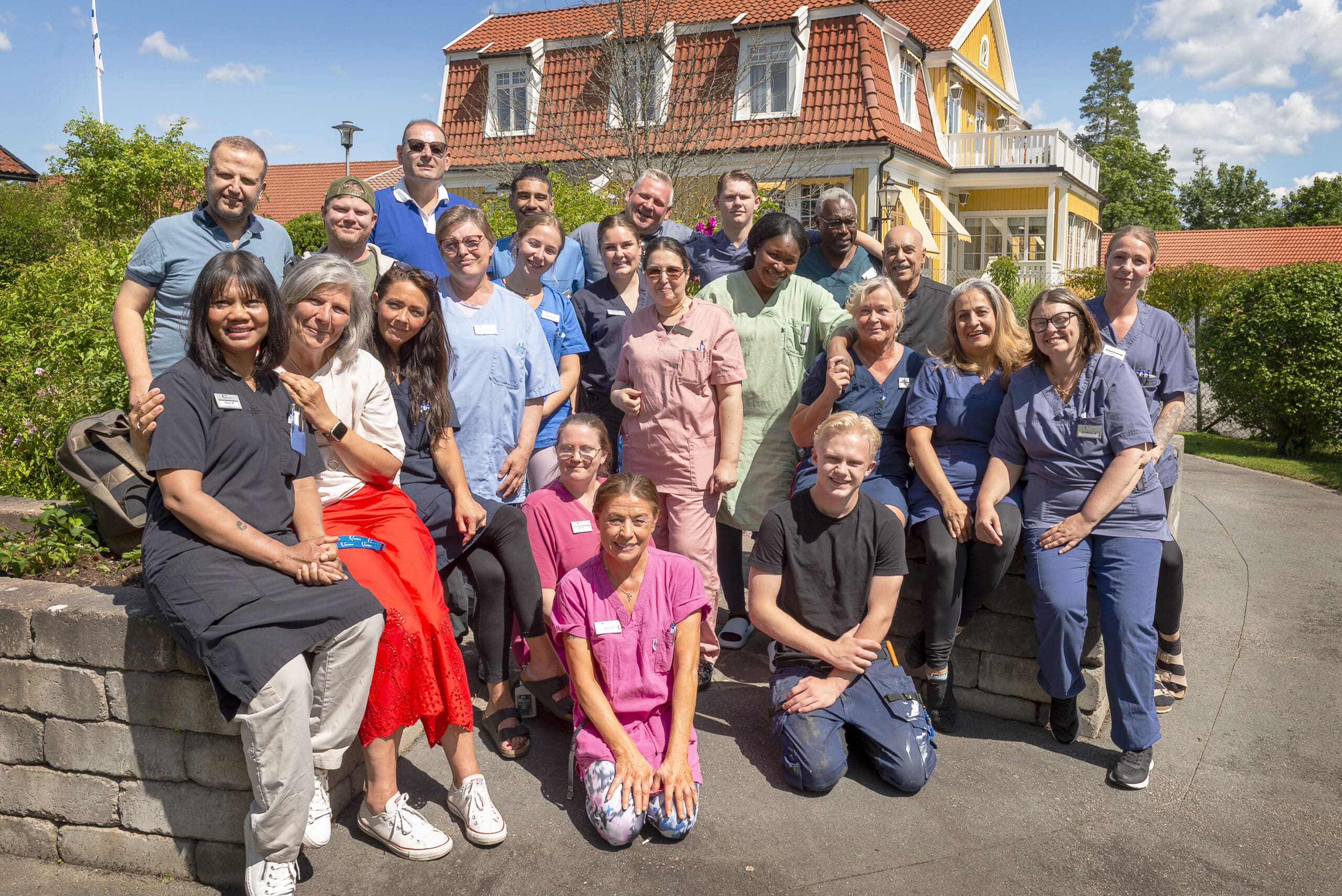 Gruppbilden på teamet utanför Nömmeberg huset