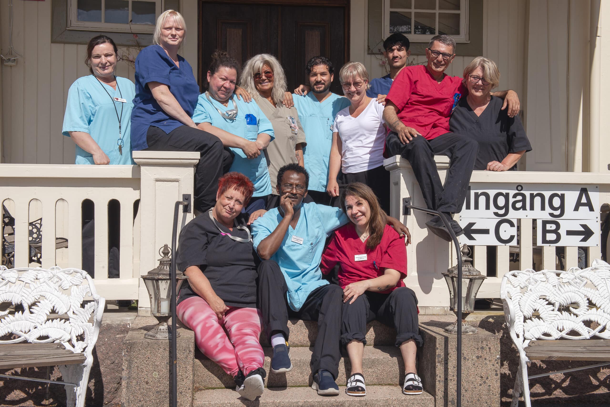 Villa Lunnagård gruppbild team i solen framför ett hus